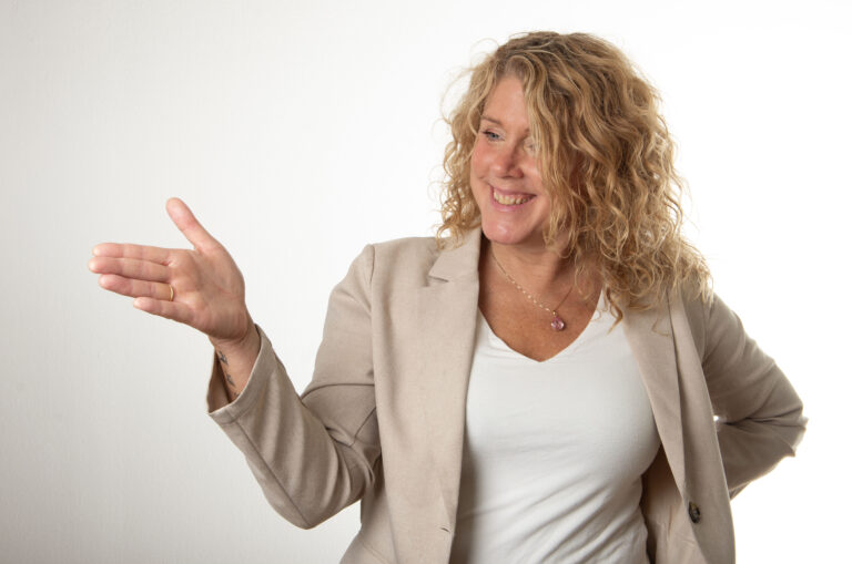 Camilla föreläsare och coach grupputveckling ler